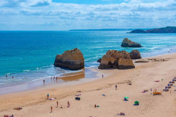 Portekiz 'de Praia dos Tres Castelos manzarası.