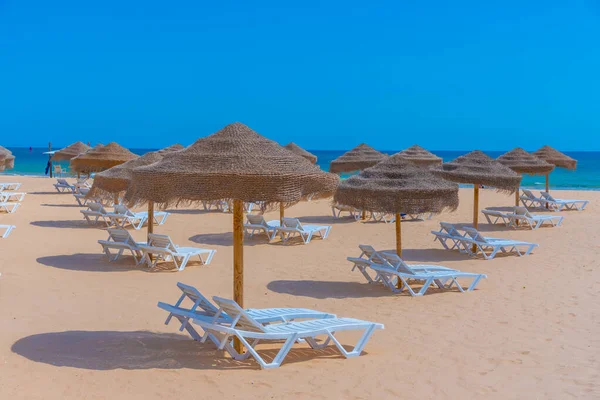 Portekiz Praia da Rocha 'da güneşli yataklar.