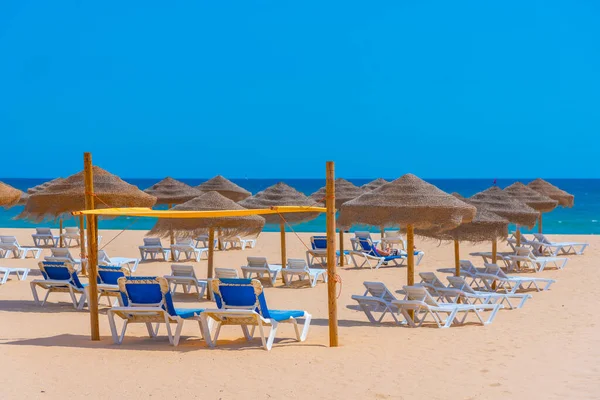 Portekiz Praia da Rocha 'da güneşli yataklar.