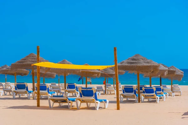 Portekiz Praia da Rocha 'da güneşli yataklar.