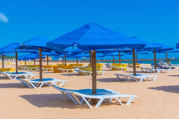 Portekiz Praia da Rocha 'da güneşli yataklar.