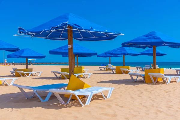 Portekiz Praia da Rocha 'da güneşli yataklar.