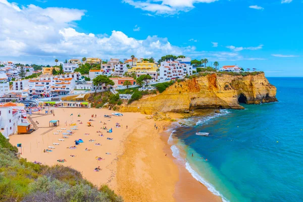 İnsanlar Portekiz 'deki Praia de Carvoeiro plajında güneşleniyor..