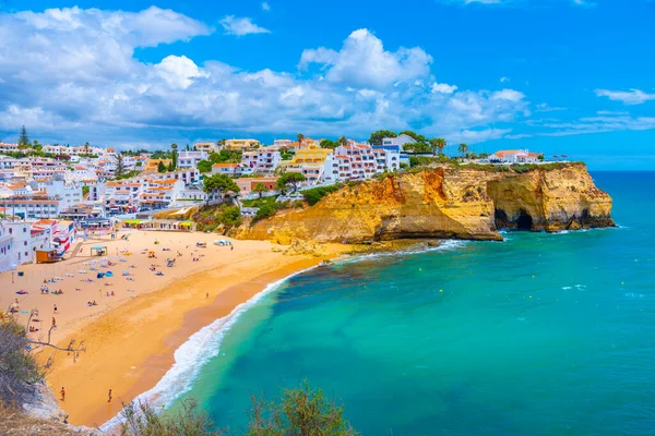 İnsanlar Portekiz 'deki Praia de Carvoeiro plajında güneşleniyor..