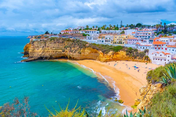 İnsanlar Portekiz 'deki Praia de Carvoeiro plajında güneşleniyor..