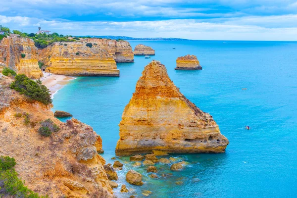 Portekiz 'in Algarve bölgesinde Benagil yakınlarındaki kayalıklar.