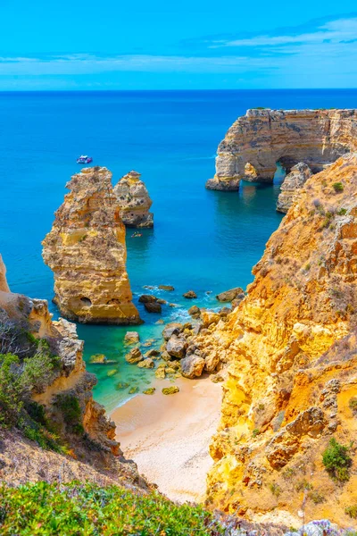 Portekiz 'in Algarve bölgesinde Benagil yakınlarındaki kayalıklar.