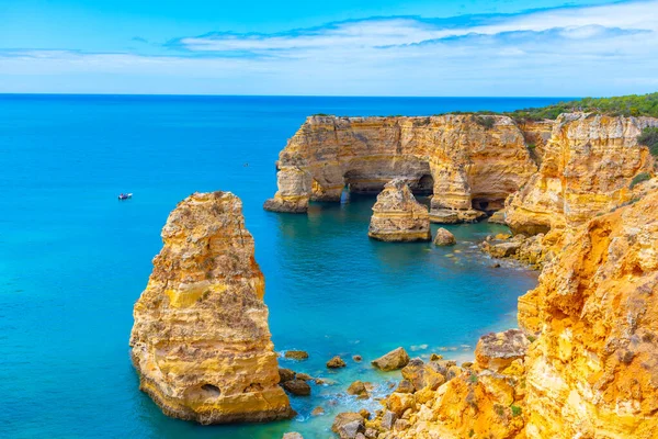 Portekiz 'in Algarve bölgesinde Benagil yakınlarındaki kayalıklar.