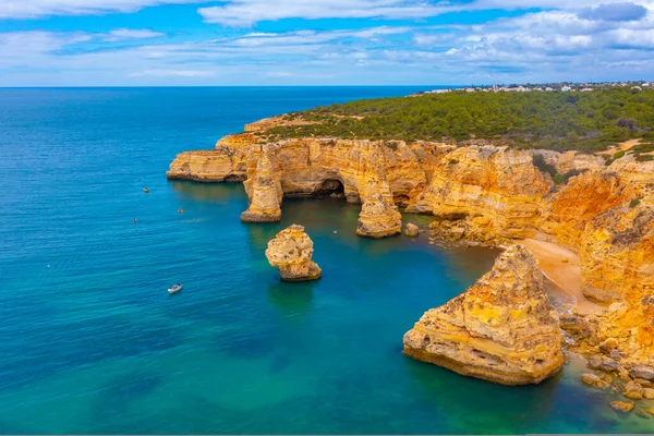 Portekiz 'in Algarve bölgesinde Benagil yakınlarındaki kayalıklar.