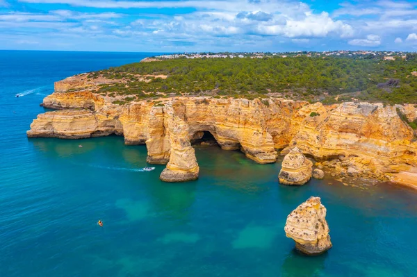 Portekiz 'in Algarve bölgesinde Benagil yakınlarındaki kayalıklar.
