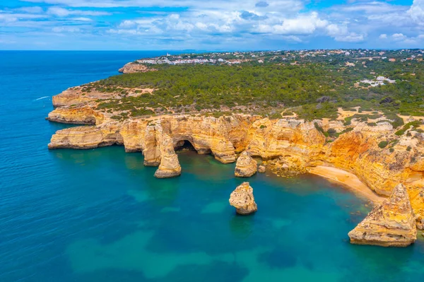 Portekiz 'in Algarve bölgesinde Benagil yakınlarındaki kayalıklar.