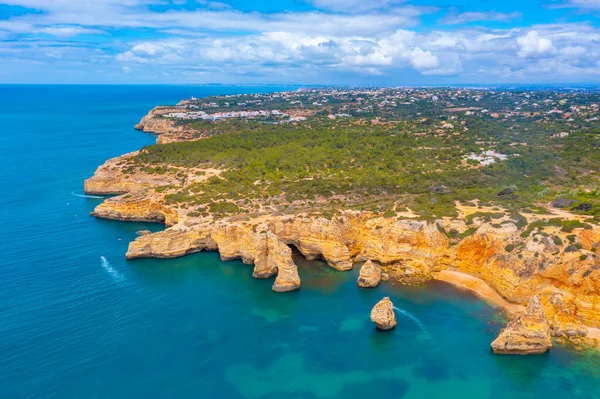 Portekiz 'in Algarve bölgesinde Benagil yakınlarındaki kayalıklar.
