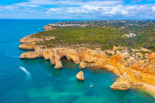 Portekiz 'in Algarve bölgesinde Benagil yakınlarındaki kayalıklar.