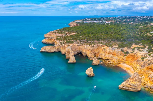 Portekiz 'in Algarve bölgesinde Benagil yakınlarındaki kayalıklar.