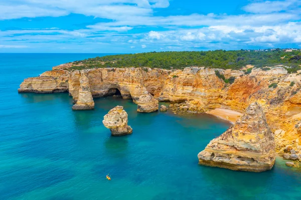 Portekiz 'in Algarve bölgesinde Benagil yakınlarındaki kayalıklar.