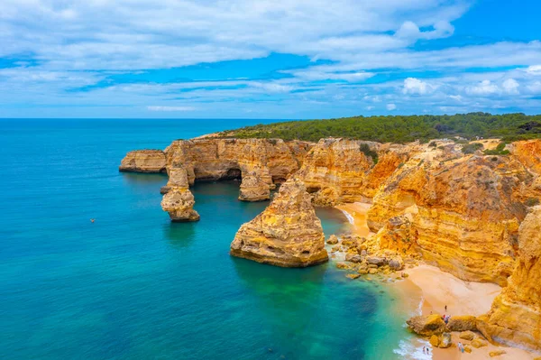 Portekiz 'in Algarve bölgesinde Benagil yakınlarındaki kayalıklar.