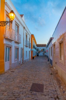 Portekiz 'in eski Faro kasabasındaki Dar Sokak.
