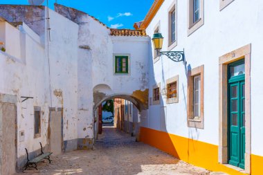 Portekiz 'in eski Faro kasabasındaki Dar Sokak.
