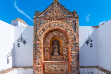 Faro katedralinin içinde kafataslarıyla süslenmiş sunak..