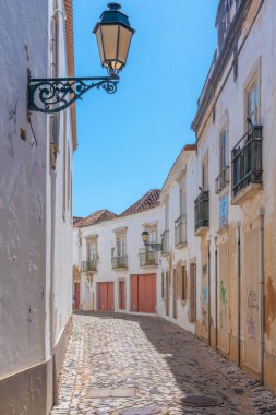Portekiz 'in eski Faro kasabasındaki Dar Sokak.