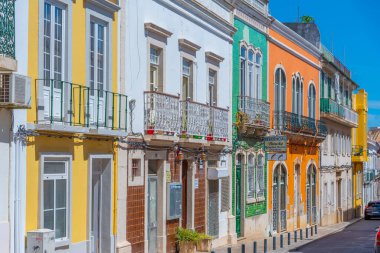 Portekiz 'in Faro şehrinin modern kesiminde dar sokaklar.