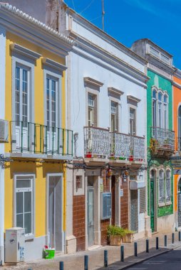 Portekiz 'in Faro şehrinin modern kesiminde dar sokaklar.