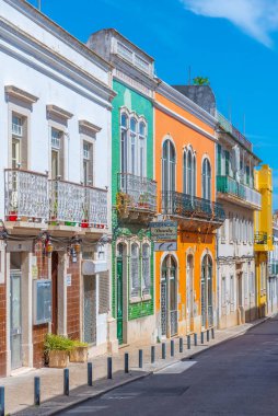 Portekiz 'in Faro şehrinin modern kesiminde dar sokaklar.