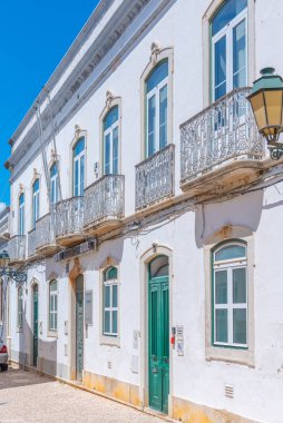 Portekiz 'in Faro şehrinin modern kesiminde dar sokaklar.