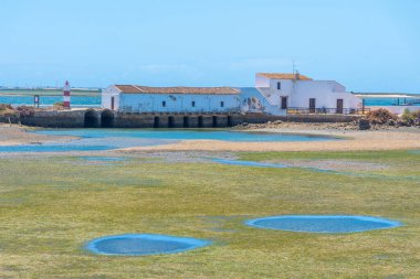 Portekiz 'deki Ria Formosa Ulusal Parkı' ndaki Quinta do Marim gelgit değirmeni.
