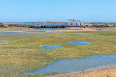 Portekiz 'deki Ria Formosa Ulusal Parkı' ndaki Quinta do Marim gelgit değirmeni.