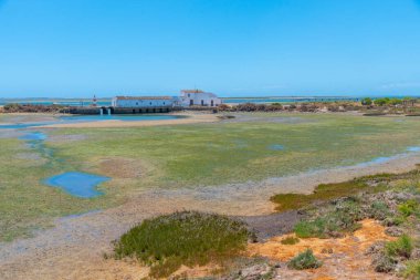 Portekiz 'deki Ria Formosa Ulusal Parkı' ndaki Quinta do Marim gelgit değirmeni.