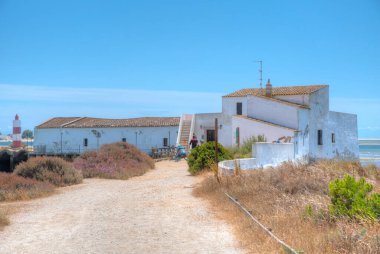 Portekiz 'deki Ria Formosa Ulusal Parkı' ndaki Quinta do Marim gelgit değirmeni.