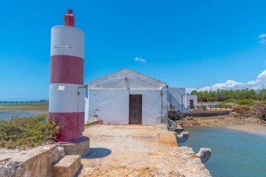 Portekiz 'deki Ria Formosa Ulusal Parkı' ndaki Quinta do Marim gelgit değirmeni.