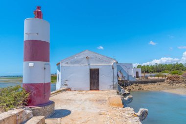 Portekiz 'deki Ria Formosa Ulusal Parkı' ndaki Quinta do Marim gelgit değirmeni.