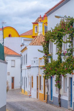 Portekiz 'in modern kesimindeki Dar Sokak Tavira.