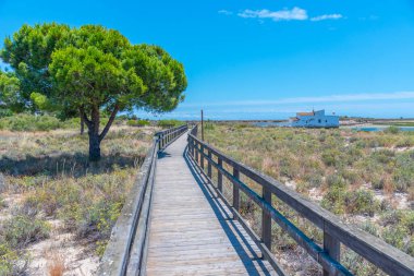 Portekiz 'deki Ria Formosa Ulusal Parkı' ndaki Quinta do Marim gelgit değirmeni.