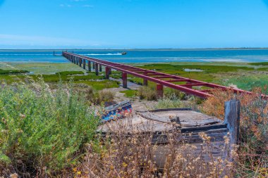 Portekiz 'deki Ria Formosa Milli Parkı' ndaki kırık iskele..