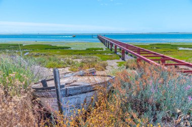 Portekiz 'deki Ria Formosa Milli Parkı' ndaki kırık iskele..