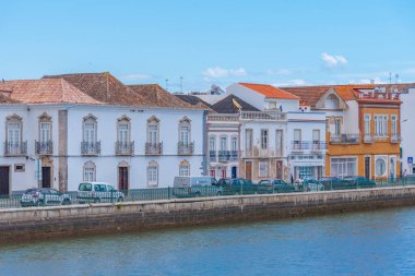 Portekiz, Tavira 'da Gilao nehrinin kıyısındaki evler..