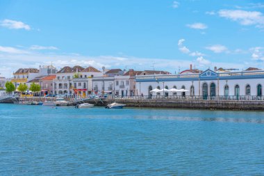 Portekiz, Tavira 'da Gilao nehrinin kıyısındaki evler..