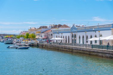 Portekiz, Tavira 'da Gilao nehrinin kıyısındaki evler..