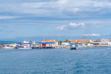 Portekiz, Ilha de Tavira 'ya insan getiren turist feribotu.