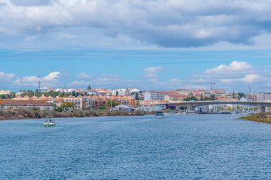 Portekiz, Tavira 'da Gilao nehrinin kıyısındaki evler..