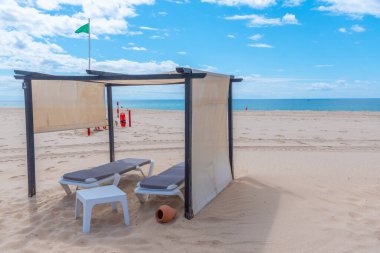 Portekiz 'deki Ilha de Tavira' da güneşlik..