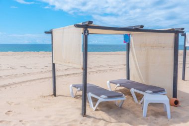 Portekiz 'deki Ilha de Tavira' da güneşlik..