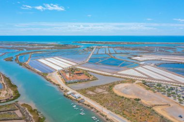Portekiz 'in Tavira kasabasındaki tuz tavalarının havadan görünüşü.