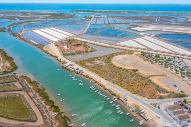 Portekiz 'in Tavira kasabasındaki tuz tavalarının havadan görünüşü.