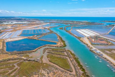 Portekiz 'in Tavira kasabasındaki tuz tavalarının havadan görünüşü.