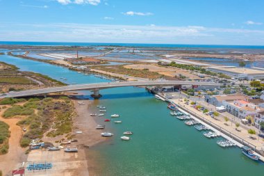 Portekiz 'in Tavira kasabasındaki tuz tavalarının havadan görünüşü.