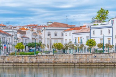 Portekiz, Tavira 'da Gilao nehrinin kıyısındaki evler..